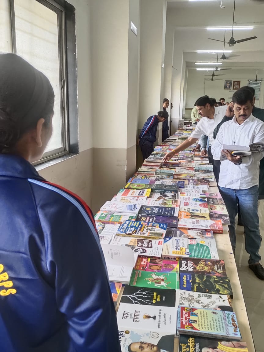 वाचू आनंदे  ग्रंथ प्रदर्शन व विक्रीस उत्स्फूर्त प्रतिसाद